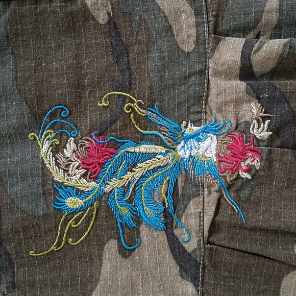 Zoey Beth Embroidered Camo Frayed Hem Pleated Grommet Mini Skirt M Green Y2K - Picture 7 of 16